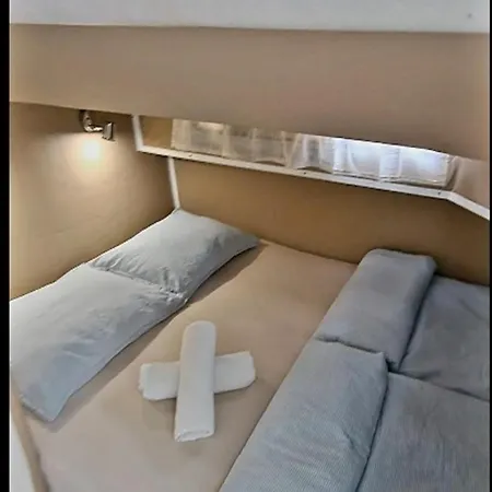 Beatrix Boat ספינת מלון *